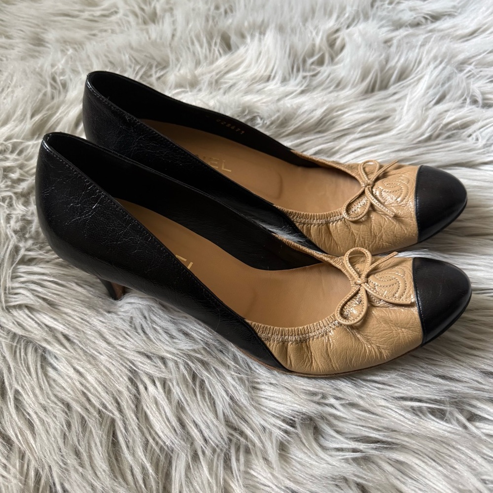 CHANEL Classic Two-Tone Leather CC Bow Cap Toe Scrunch Pumps Beige Black EU 38.5 - Picture 2 of 13